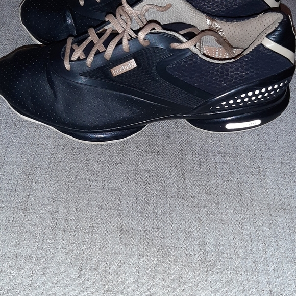 REEBOK MENS SNIKERS EASYTINE..SZ::10 BUT RUNS SMALL  fits like a 9 OR A 9.5 - Picture 2 of 7